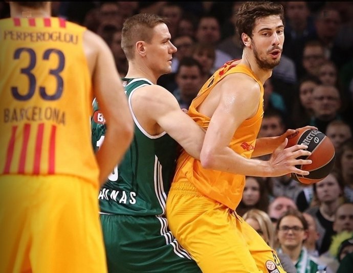 Tomic defiende un balón ante el Zalgiris