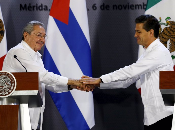 Los presidentes de Cuba, Raúl Castro, y México, Enrique Peña Nieto