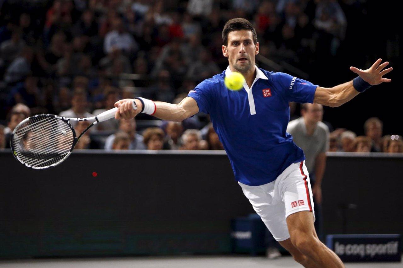 Un Djokovic insaciable accede a semifinales en París tras derrumbar a Berdych