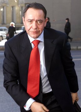 Russia's Mass Media Minister Mikhail Lesin enters his ministry in central Moscow