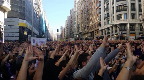 Miles de personas hacen el signo feminista con la manos en Gran Vía