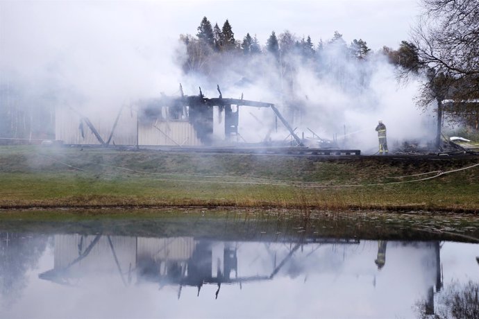 Los bomberos tratan de apagar el fuego en el centro de refugiados de Munkedal 