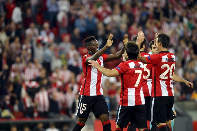 Iñaki Williams y Aduriz celebra un gol con el Athletic
