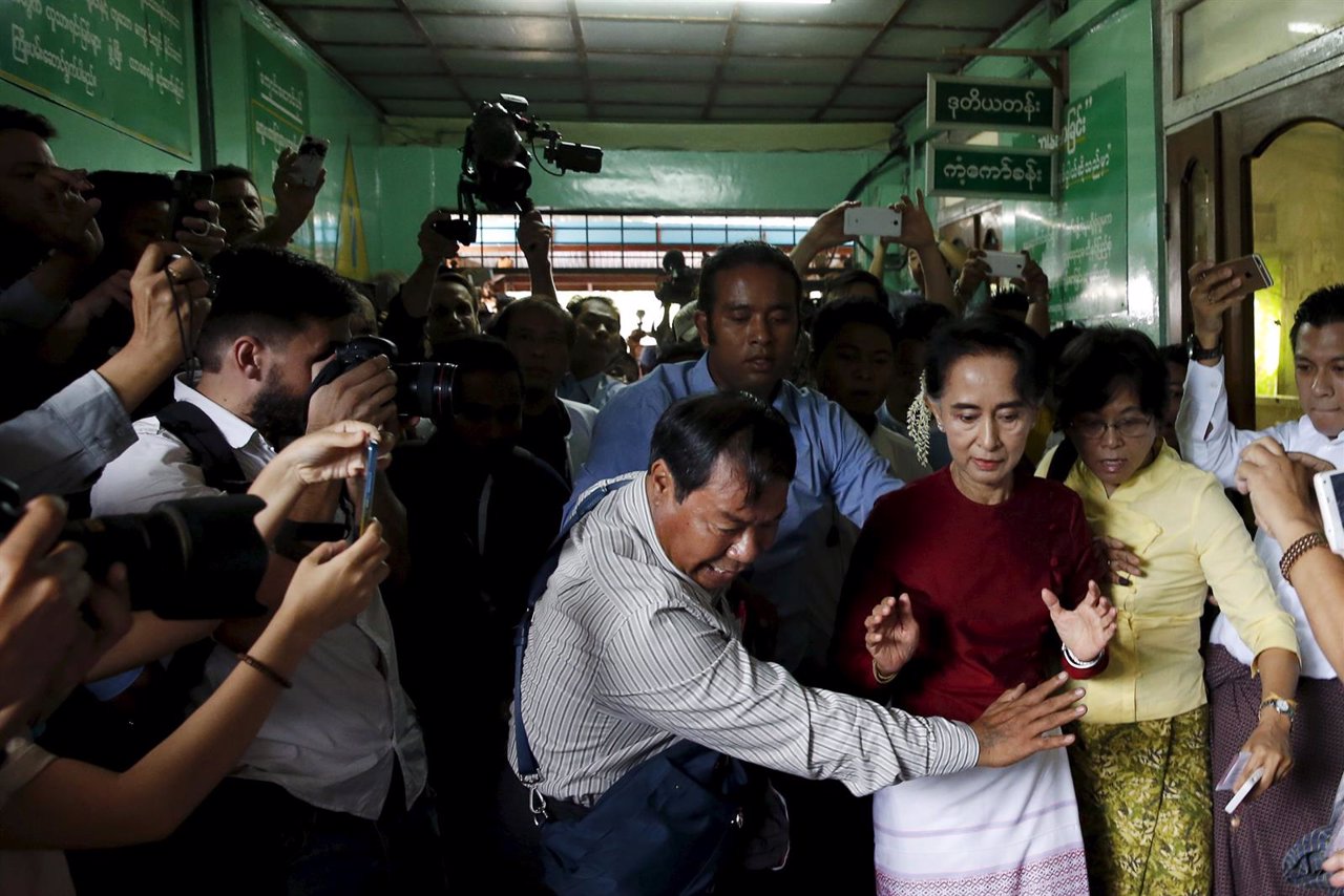 La líder opositora y heroína de la democracia birmana Aung San Suu Kyi deposita 