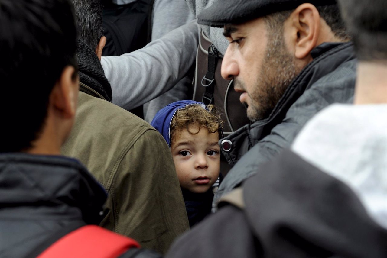 Refugiados esperando un autobús en el puerto de El Pireo, Grecia