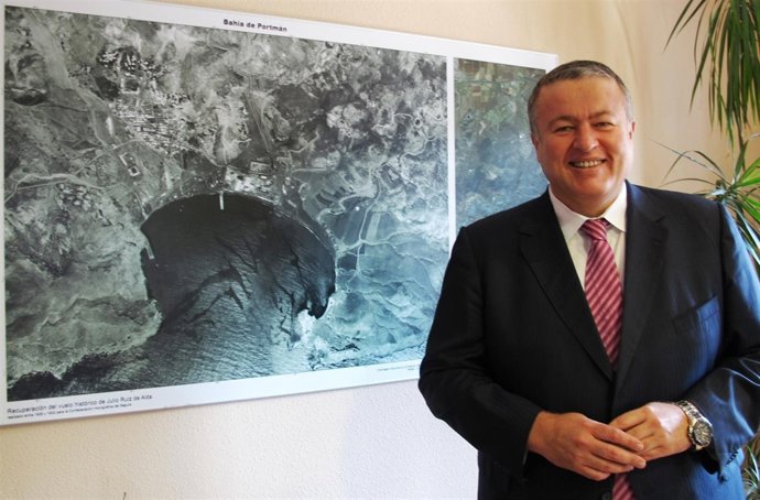 Berbanbé junto maqueta de la bahía de Portmán