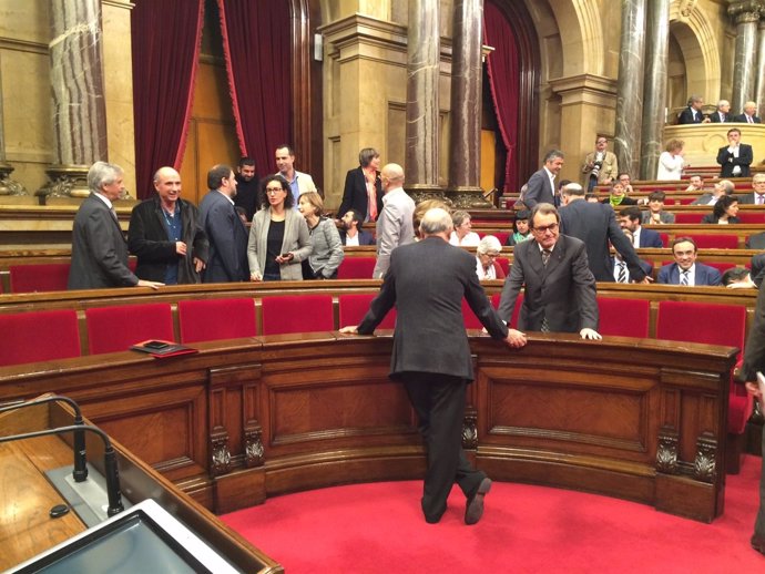 Diputados de Junts pel sí en el Parlament, con Artur Mas