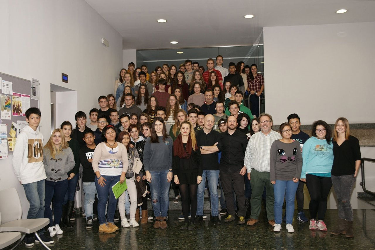 Estudiantes que participaron en la primera reunión de la Casa de la Juventud