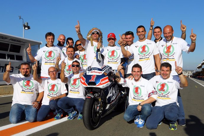Héctor Barberá celebra el título de motociclismo en categoría open