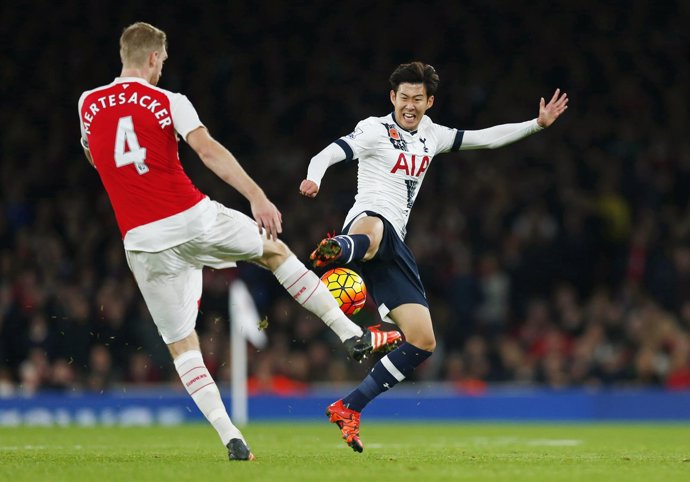 Per Mertesacker y Heung Min Son en un Arsenal - Tottenham