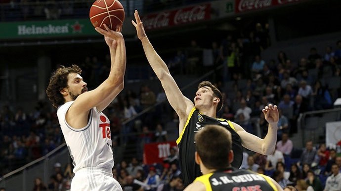 Llull lanza a canasta ante un jugador del Estudiantes