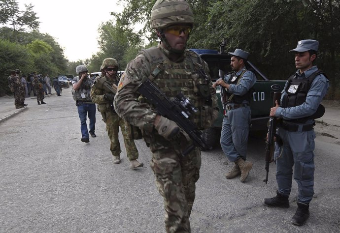 Soldados británicos de la OTAN junto a policías afganos