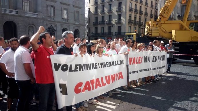 Concentración de trabajadores de Valeo frente a la Generalitat