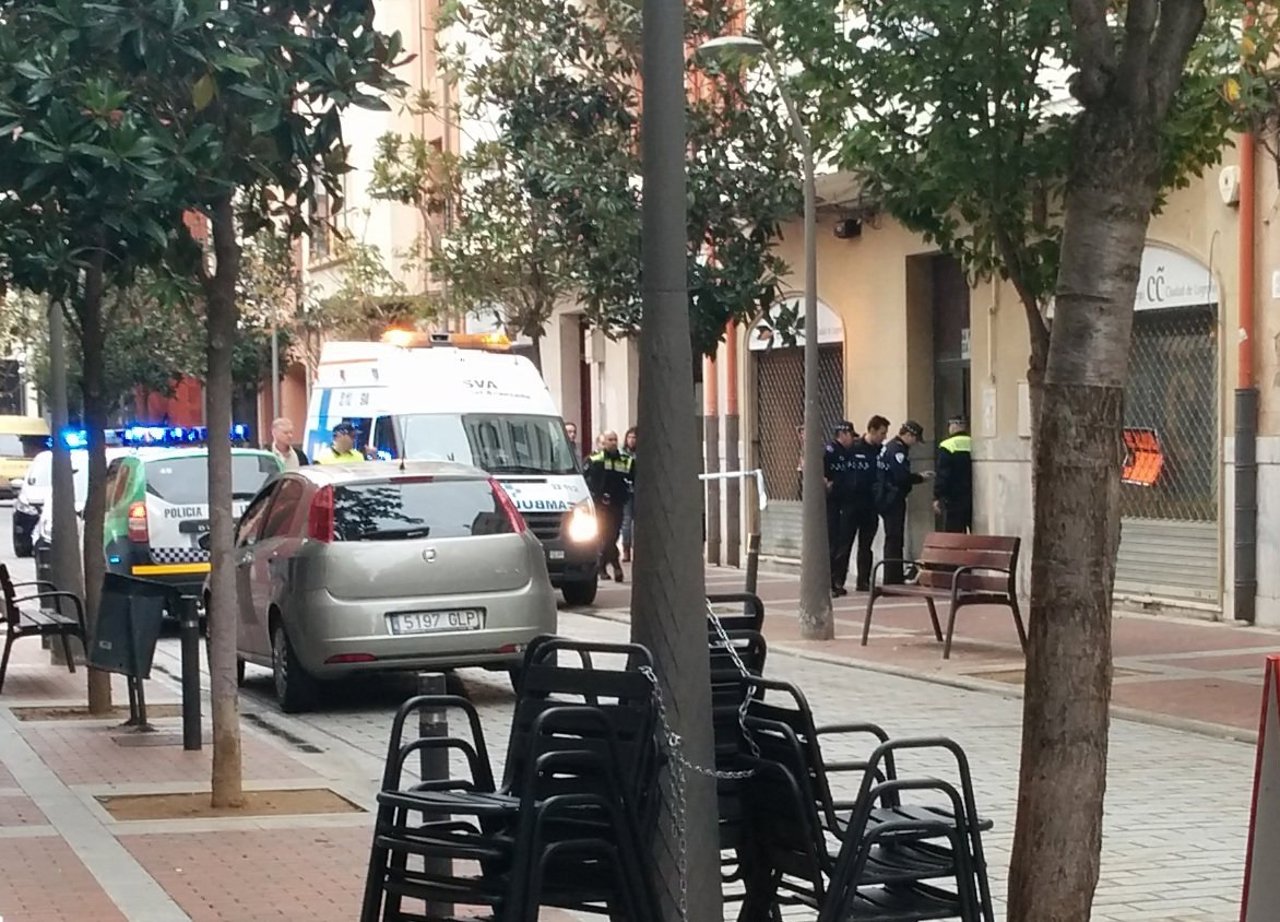 Agentes atienden a la víctima en el lugar del suceso