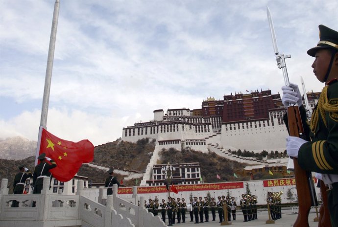 Bandera china antel el Palacio de Potala, en Lhasa, capital del Tíbet