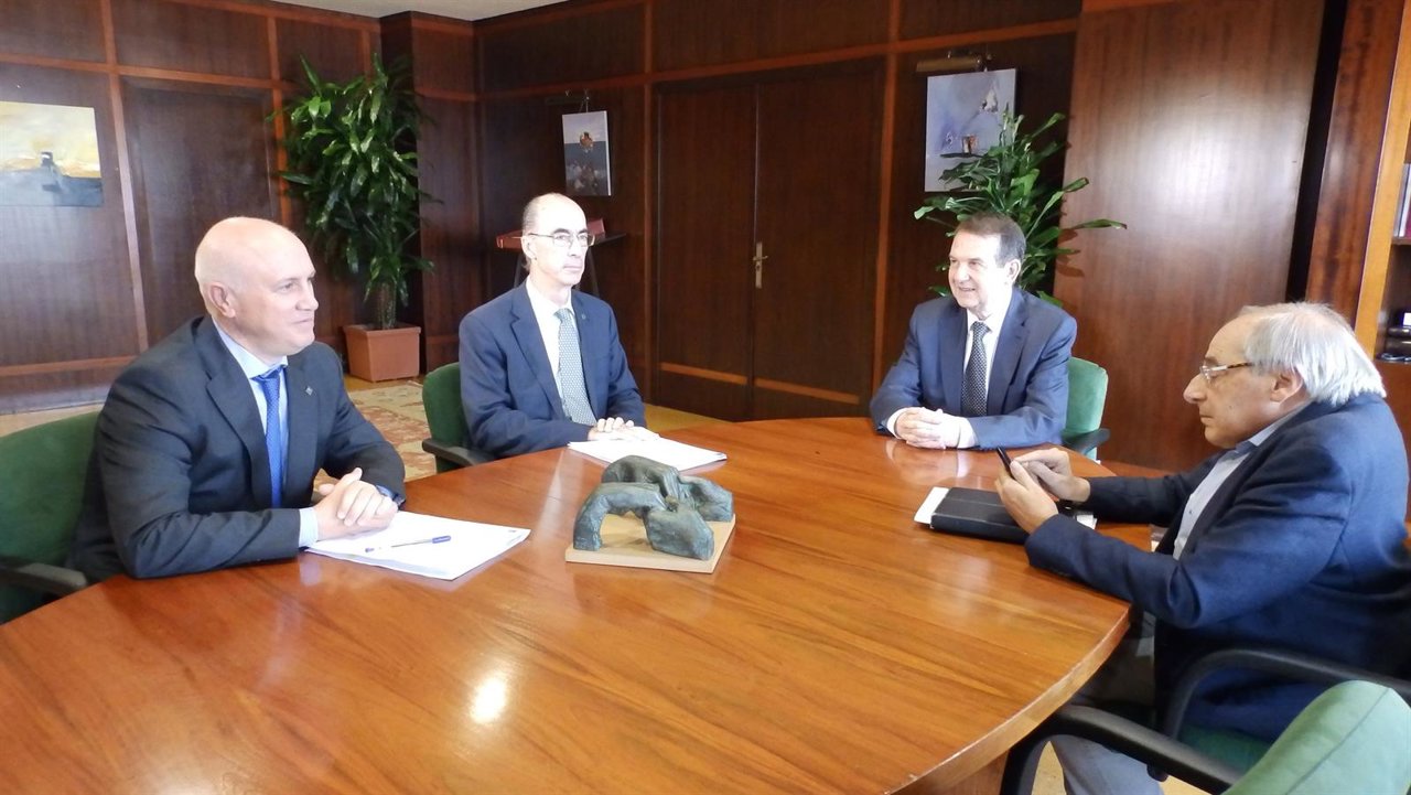 Reunión del conselleiro de Sanidade y el alcalde de Vigo. 