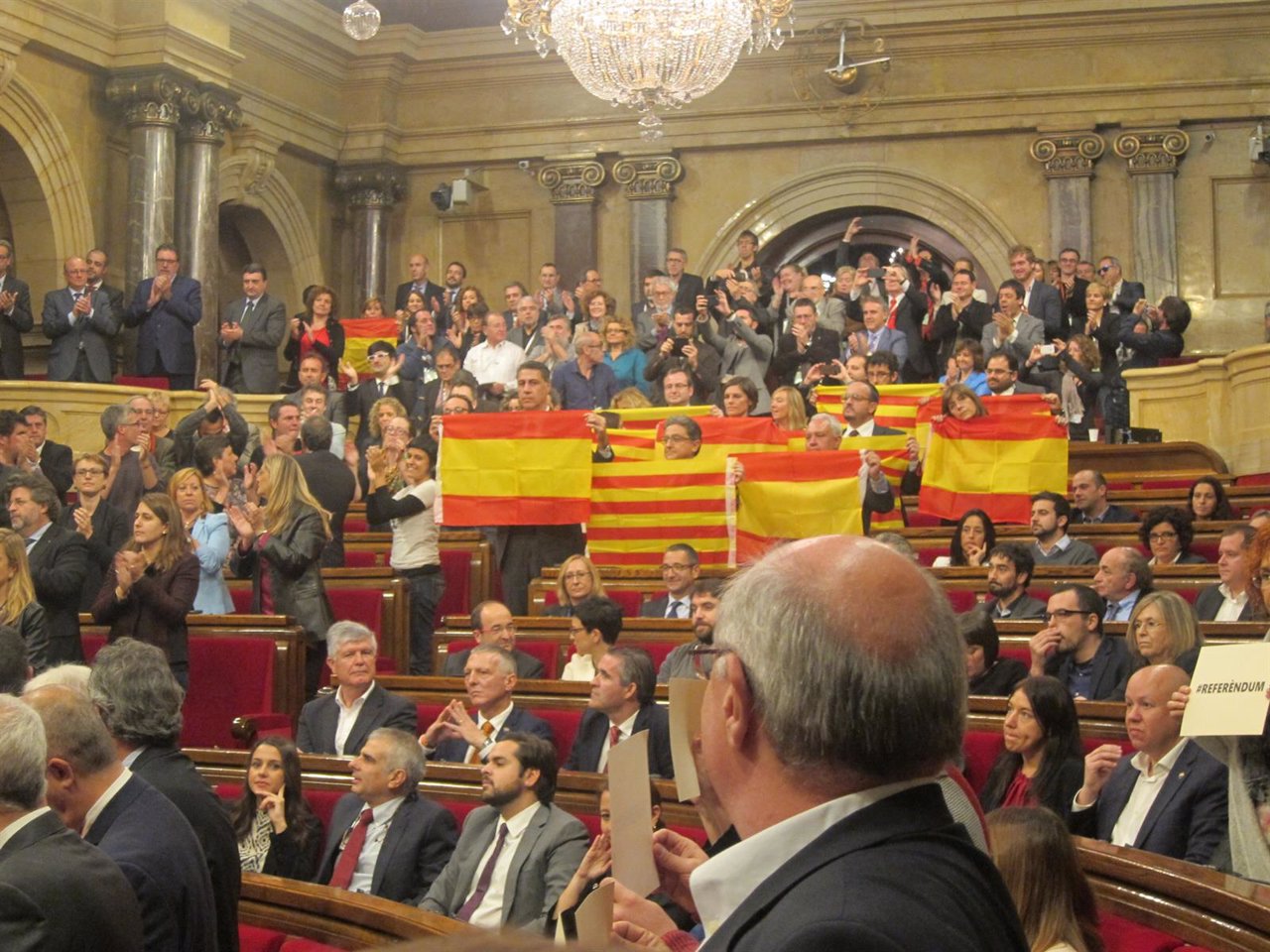 El PP exhibe banderas al aprobarse la resolución de JxSí-CUP