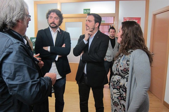 Garzón a su llegada a la sede de IU en Valladolid