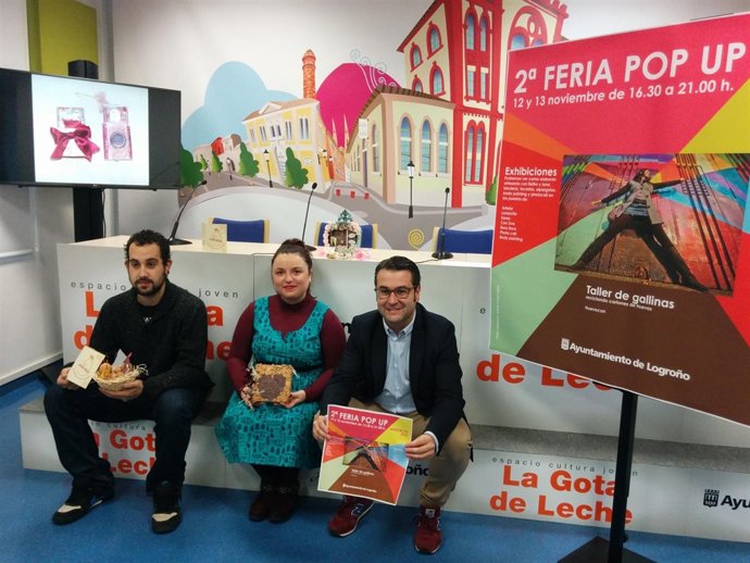 Merino y dos de los participantes en el feria