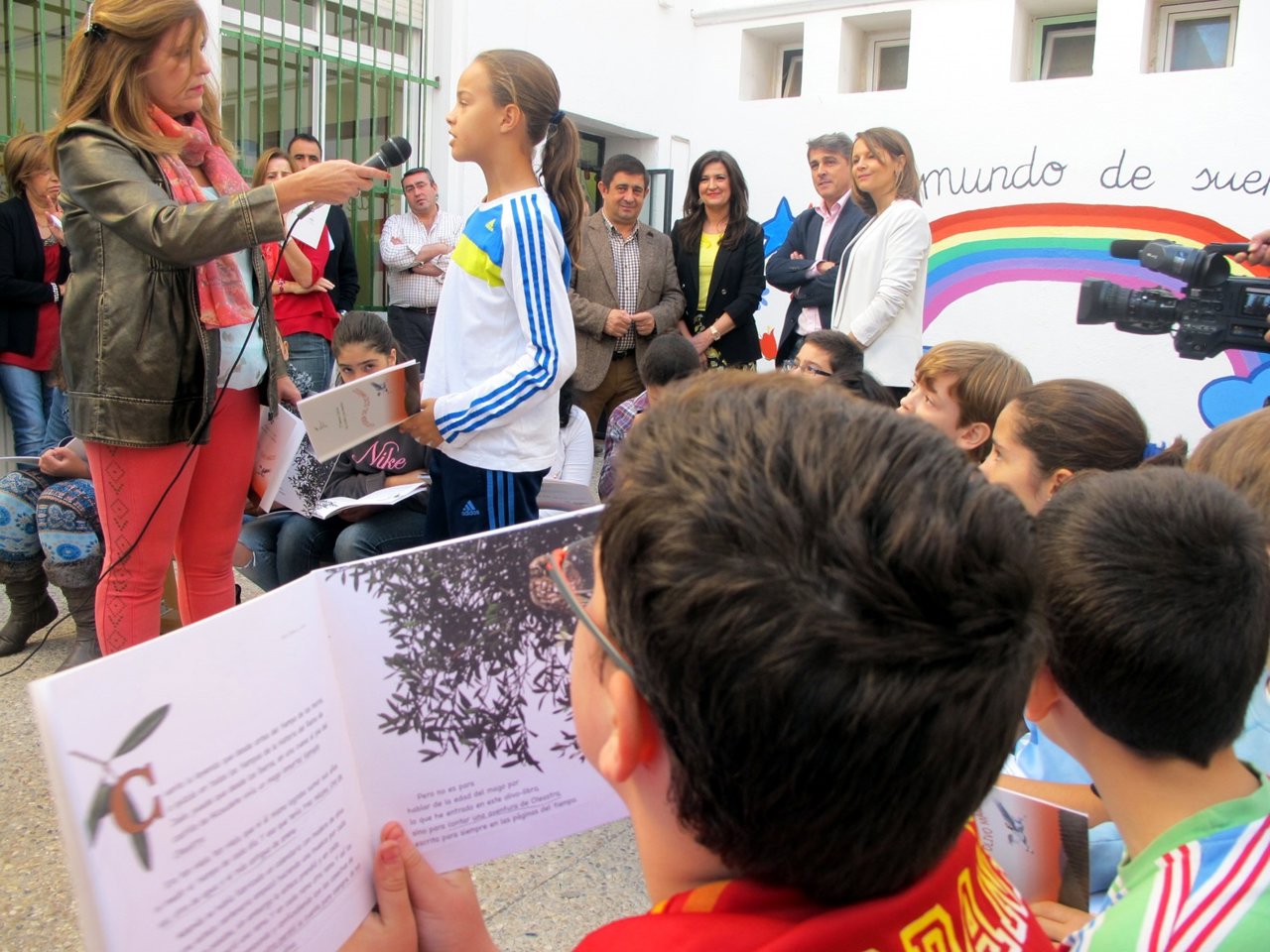 Reyes y Cobo, al fondo, observan una de las actividades de la Semana del Aceite 