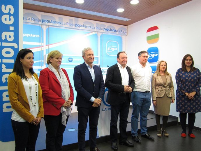 Candidatos PP al Congreso y Senado con el presidente del PP, Pedro Sanz