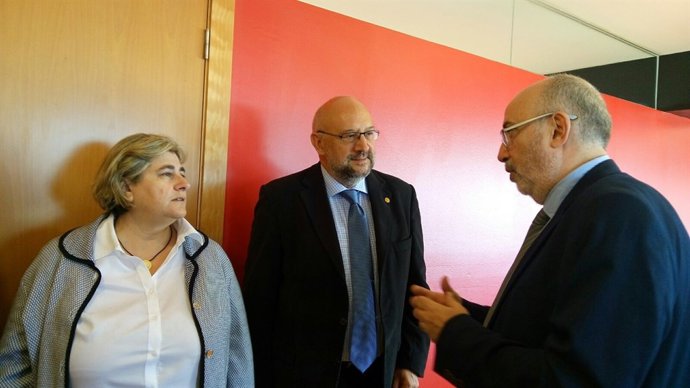 Alcaraz, a la derecha, conversa con la consellera de Transparencia de Balears
