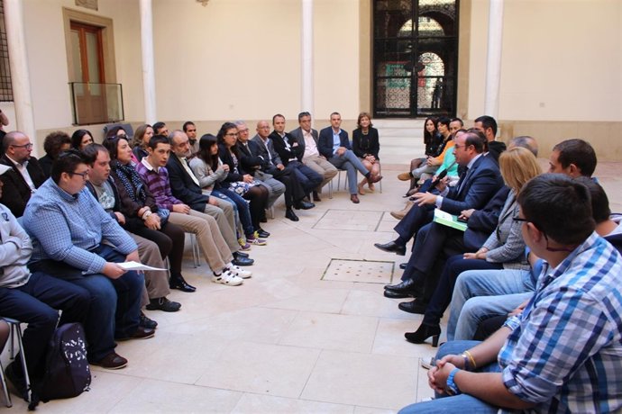 El presidente se reúne con representantes de 'Plena Inclusión Murcia'