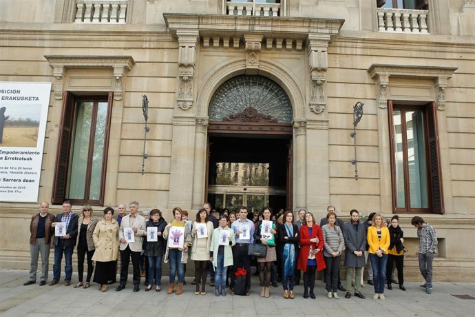 Concentración en la puerta del Parlamento foral.