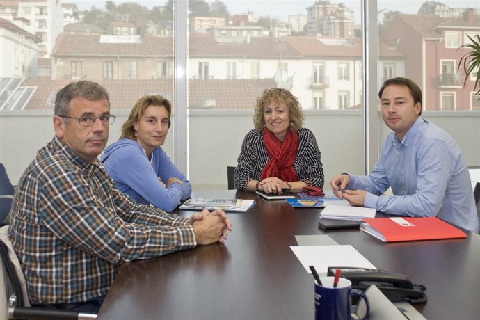 La vicepresidenta y miembros de Médicus Mundi