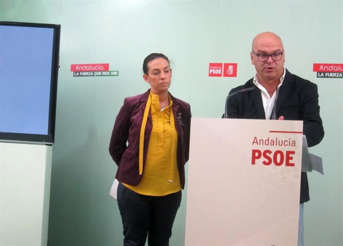 Manuel Fernández, junto a Mercedes Gámez, en la rueda de prensa.