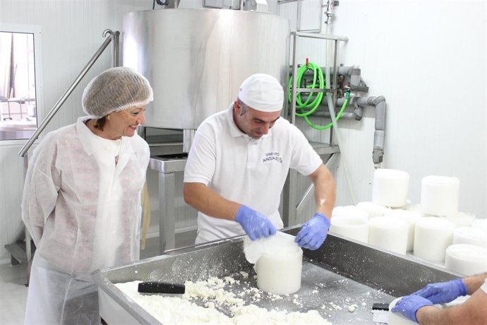 ;A Consejera De Agricultura Visita Una Quesería En Cádiz