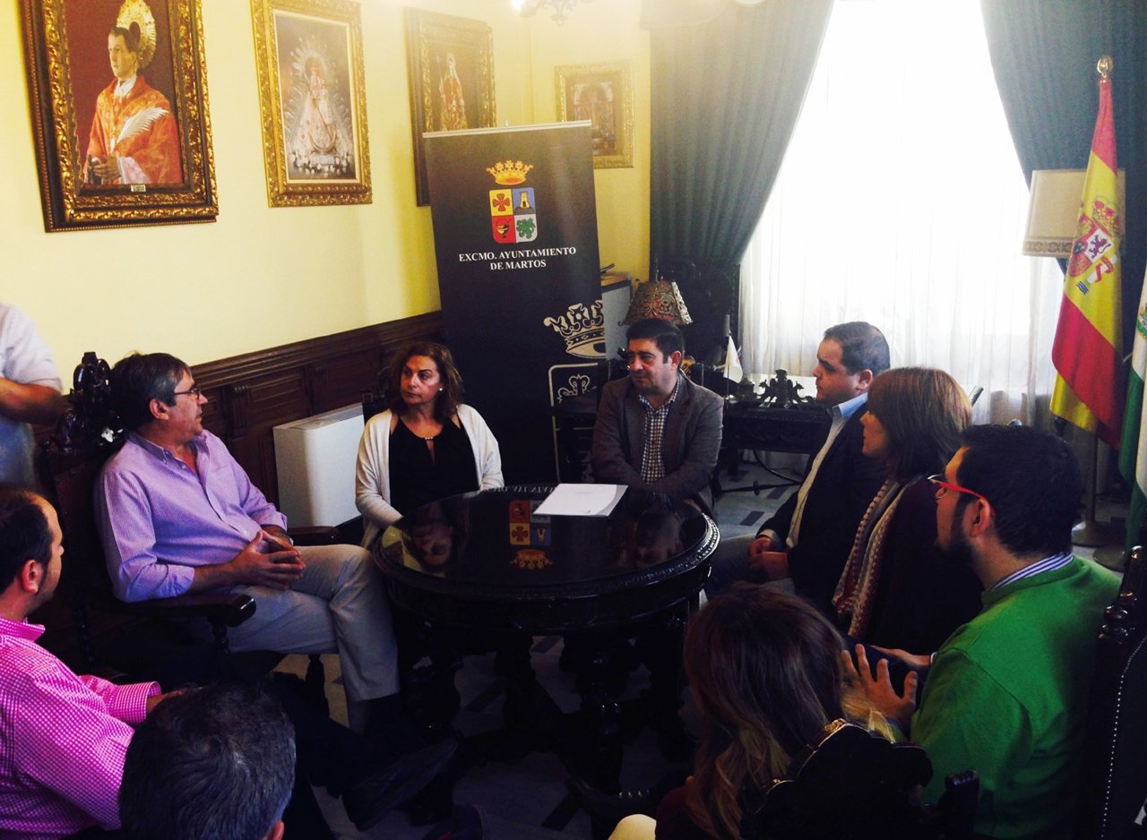 Reyes (c), en la reunión con responsables locales de Martos.