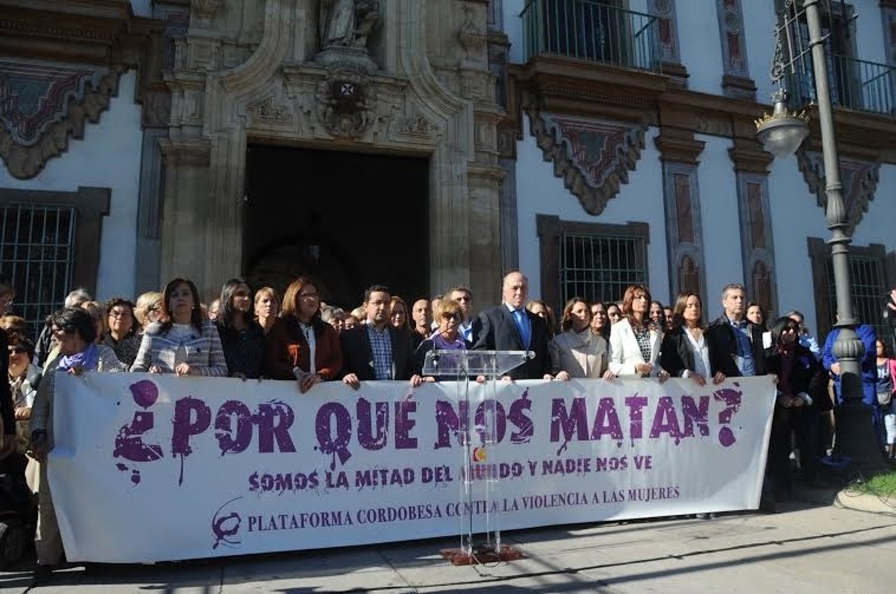 Miembros de la Diputación y otras autoridades en la concentración silenciosa