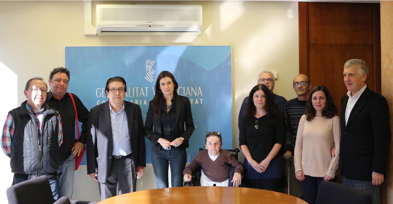 Montón con representantes de asocicaciones de discapacitados