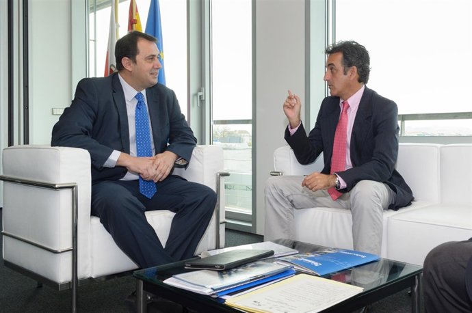 Martín se reúne con el director territorial de Telefónica en Cantabria