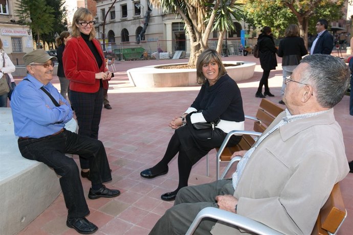 La alcaldesa de L'Hospitalet ha visitado la remodelación de la plaza del Reparti