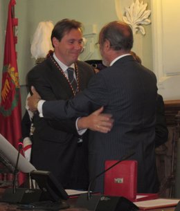 León De La Riva Entrega A Óscar Puente Su Medalla De Concejal
