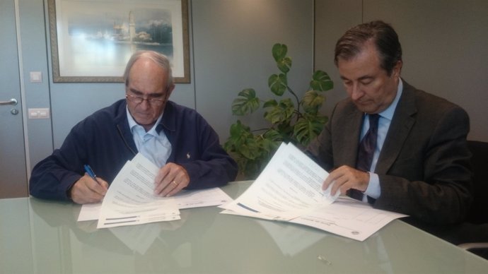 Los presidentes de la APB y el Banco de Alimentos firmando el convenio