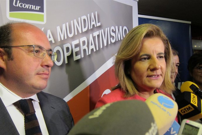 Fátima Báñez y Pedro Antonio Sánchez atendiendo a los medios axto UCOMUR