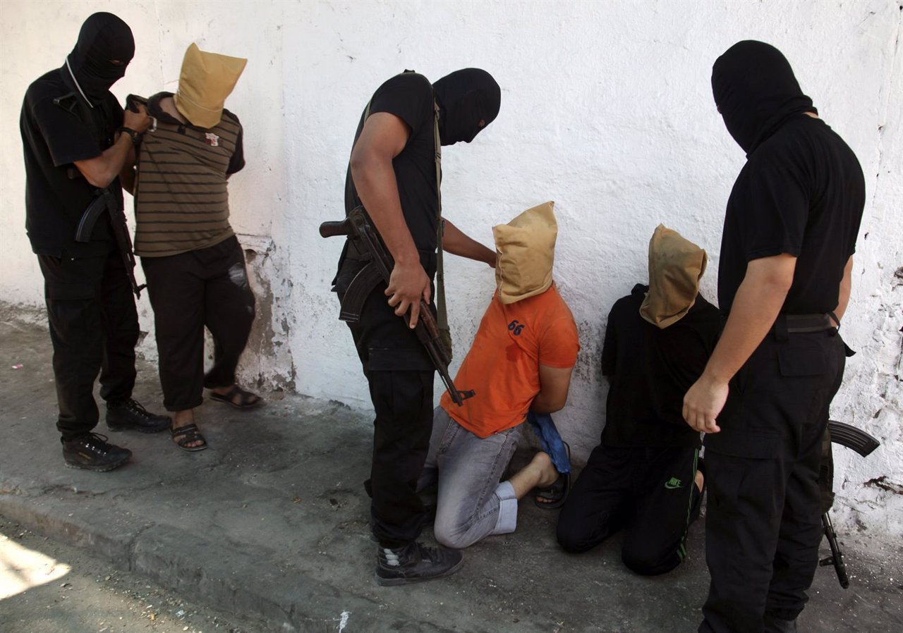 Militantes de Hamas ejecutan a colaboracionistas sospechosos de Israel