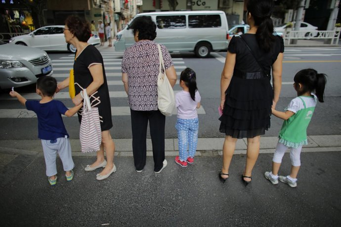 Tres mujeres chinas. Niños
