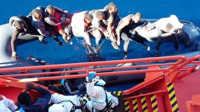 Rescate por Salvamento de la patera naufragada frente a las costas de Málaga