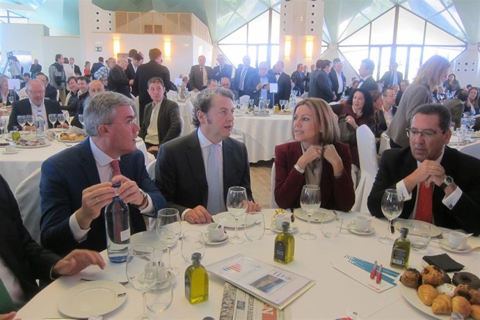 María Dolores de Cospedal (2d) antes de preentar al alcalde de Jaén.