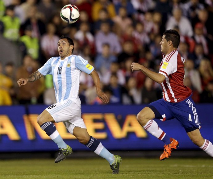 Tévez pelea un balón con Aguilar en el Paraguay-Argentina