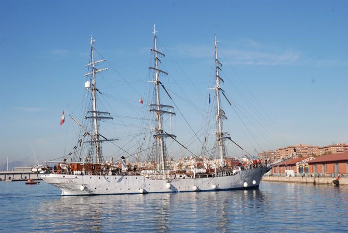 El velero noruego Christian Radich atraca en el Puerto de Tarragona