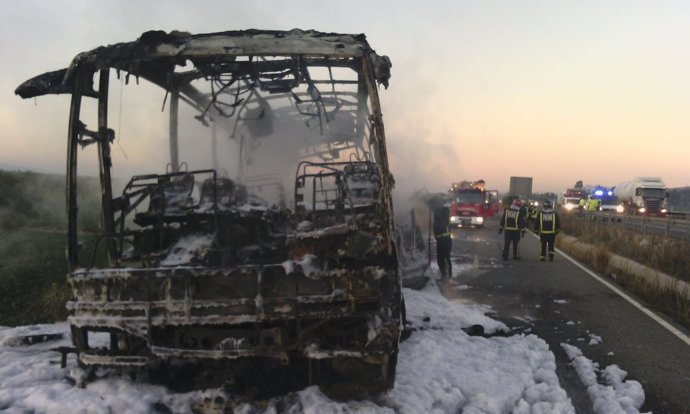 Imagen del autobús quemado