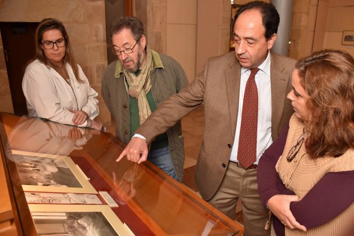 El delegado de la Junta visita la exposición del Archivo