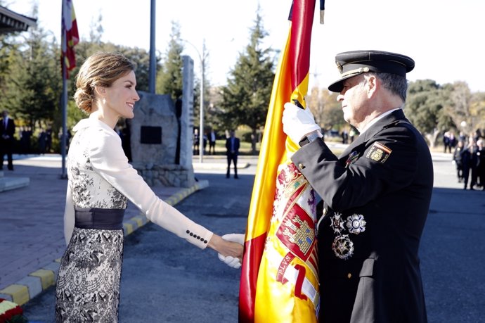 Doña Letizia entrega la bandera al director adjunto operativo de la Policía