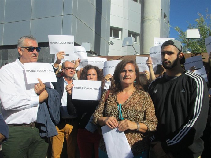 Carmen González acompañada por su hijo