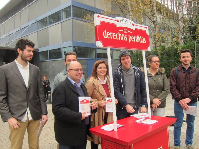 Presentación en Santiago de campaña del PSOE de 'oficina de derechos perdidos'